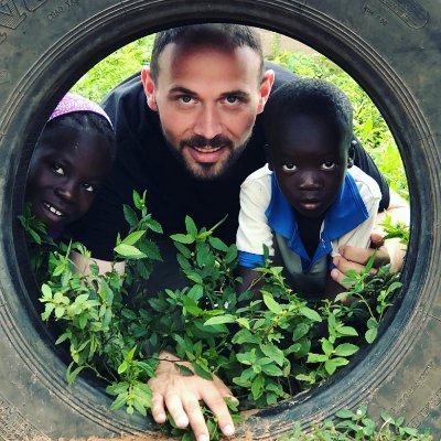 Bilal Erkuş, Afrika'da çocuklarla samimi bir ortamda sohbet ederken
